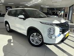 2023 Mitsubishi
Outlander ES