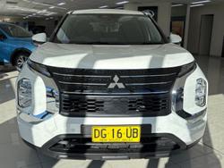 2023 Mitsubishi
Outlander ES