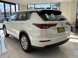 2023 Mitsubishi
Outlander ES