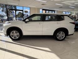 2023 Mitsubishi
Outlander ES