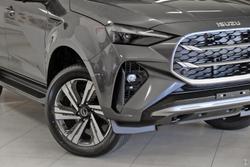 2025 Isuzu
MU-X LS-T
