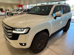 2024 Toyota
LANDCRUISER LC300 3.3L V6 DSL VX 7 Seats