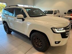 2024 Toyota
LANDCRUISER LC300 3.3L V6 DSL VX 7 Seats