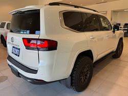 2024 Toyota
LANDCRUISER LC300 3.3L V6 DSL VX 7 Seats