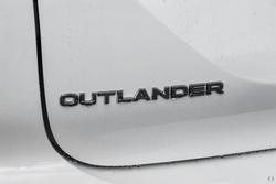 2025 Mitsubishi
Outlander ES