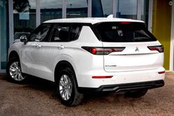 2025 Mitsubishi
Outlander ES