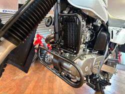 2025 Suzuki DR200SE (TROJAN) White