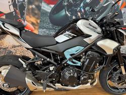 2025 Kawasaki Z900 SUPERNAKED Galaxy Silver / Metallic Spark Black