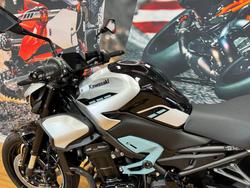 2025 Kawasaki Z900 SUPERNAKED Galaxy Silver / Metallic Spark Black
