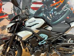 2025 Kawasaki Z900 SUPERNAKED Galaxy Silver / Metallic Spark Black