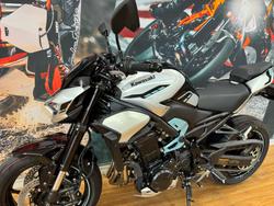 2025 Kawasaki Z900 SUPERNAKED Galaxy Silver / Metallic Spark Black