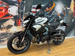 2025 Kawasaki Z900 SUPERNAKED Galaxy Silver / Metallic Spark Black