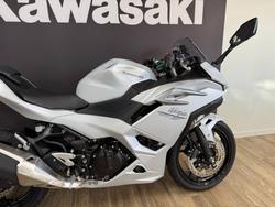 2025 Kawasaki NINJA 500 METALLIC MOONDUST GREY