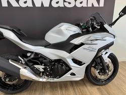 2025 Kawasaki NINJA 500 METALLIC MOONDUST GREY