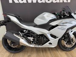 2025 Kawasaki NINJA 500 METALLIC MOONDUST GREY