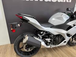 2025 Kawasaki NINJA 500 METALLIC MOONDUST GREY