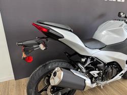 2025 Kawasaki NINJA 500 METALLIC MOONDUST GREY