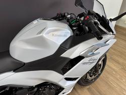 2025 Kawasaki NINJA 500 METALLIC MOONDUST GREY