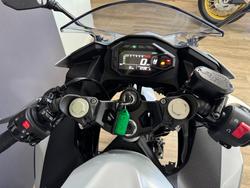 2025 Kawasaki NINJA 500 METALLIC MOONDUST GREY