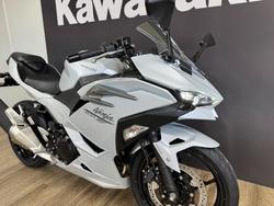 2025 Kawasaki NINJA 500 METALLIC MOONDUST GREY