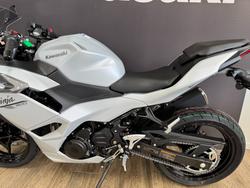 2025 Kawasaki NINJA 500 METALLIC MOONDUST GREY