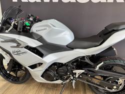 2025 Kawasaki NINJA 500 METALLIC MOONDUST GREY