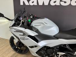2025 Kawasaki NINJA 500 METALLIC MOONDUST GREY