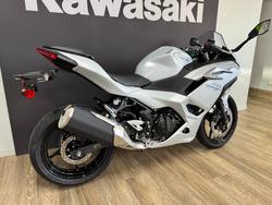 2025 Kawasaki NINJA 500 METALLIC MOONDUST GREY