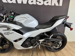 2025 Kawasaki NINJA 500 METALLIC MOONDUST GREY