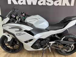 2025 Kawasaki NINJA 500 METALLIC MOONDUST GREY
