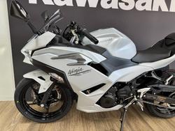2025 Kawasaki NINJA 500 METALLIC MOONDUST GREY