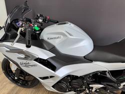 2025 Kawasaki NINJA 500 METALLIC MOONDUST GREY