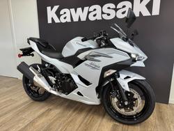 2025 Kawasaki NINJA 500 METALLIC MOONDUST GREY