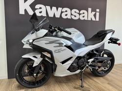 2025 Kawasaki NINJA 500 METALLIC MOONDUST GREY