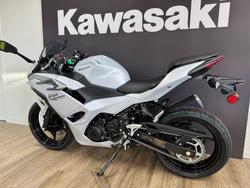 2025 Kawasaki NINJA 500 METALLIC MOONDUST GREY