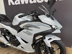 2025 Kawasaki NINJA 500 METALLIC MOONDUST GREY
