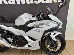 2025 Kawasaki NINJA 500 METALLIC MOONDUST GREY