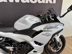 2025 Kawasaki NINJA 500 METALLIC MOONDUST GREY