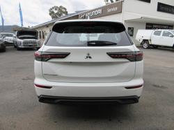 2025 Mitsubishi
Outlander ES