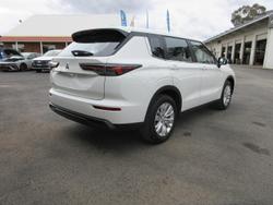 2025 Mitsubishi
Outlander ES