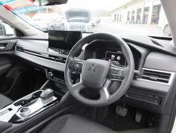 2025 Mitsubishi
Outlander ES