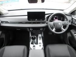 2025 Mitsubishi
Outlander ES