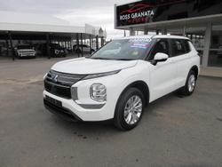 2025 Mitsubishi
Outlander ES
