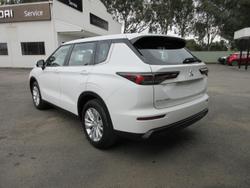 2025 Mitsubishi
Outlander ES