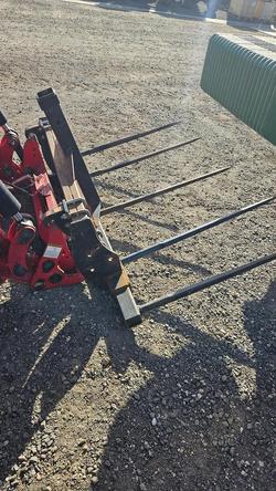 2016 Massey Ferguson 7724 Dyna 6 Red