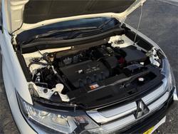 2018 MITSUBISHI
                OUTLANDER ES 5 SEAT (AWD)