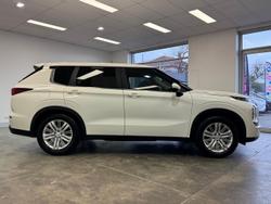2022 Mitsubishi
Outlander ES