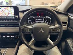 2022 Mitsubishi
Outlander ES