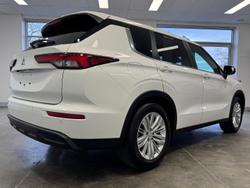 2022 Mitsubishi
Outlander ES