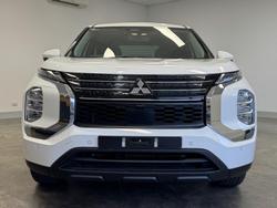 2022 Mitsubishi
Outlander ES